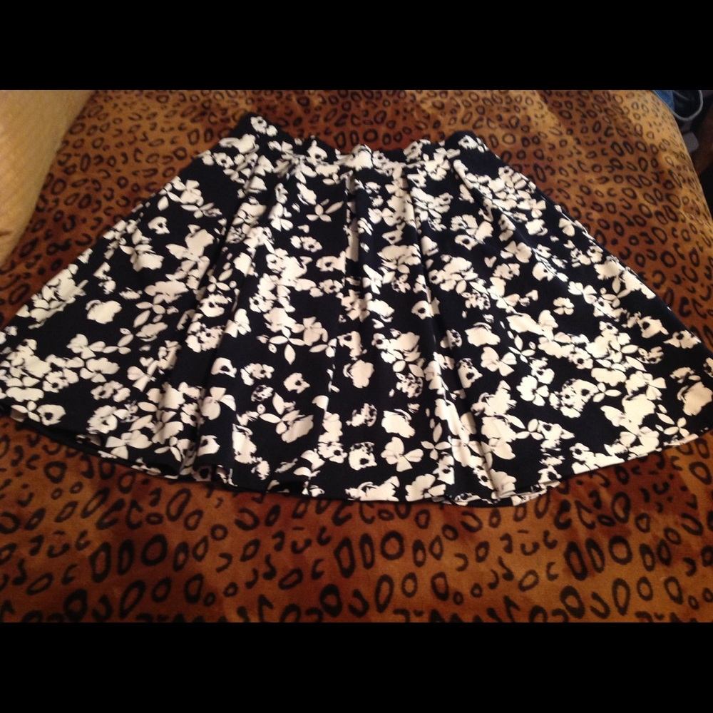 Ladies black and white gored skirt